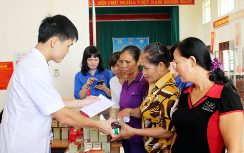 Bác sĩ của CLB Thầy thuốc trẻ  huyện Lạng Giang tư  vấn sức khỏe, cấp phát thuốc miễn phí cho người dân xã An Hà.
